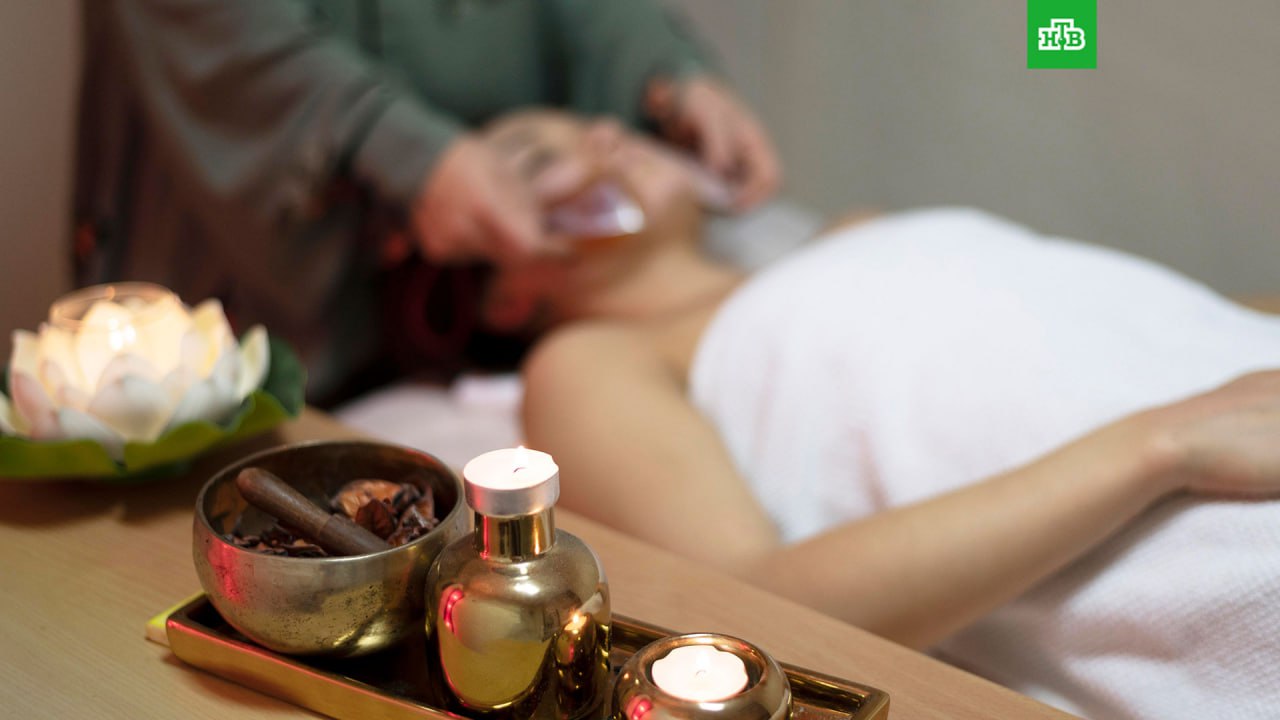 В одном из петербургских спа салонов массажистка из Индонезии умерла в День всех влюбленных Женщина непрерывно обслуживала посетителей сильно переутомилась и потеряла сознание В больнице несчастной пытались помочь но врачи оказались бессильны Полдня работы вымотали 36 летнюю иностранку она прилегла на массажную кушетку Немного отдохнув женщина попыталась встать и упала в обморок С подозрением на переутомление массажистку срочно госпитализировали но врачи не смогли ее спасти через два часа она скончалась Подписаться на НТВ Петербург Буст канала