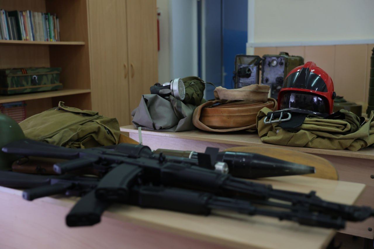 385 школ Забайкалья оснастили оборудованием для преподавания предметов Основы безопасности и защиты Родины ОБЗР и Труд технология в 2025 году В рамках национального проекта Молодежь и дети кабинеты ОБЗР оснастили массогабаритными макетами автомата Калашникова и пистолета Макарова имитаторами ранений и поражений макетами ручной противопехотной оборонительной ударно дистанционной гранаты РГО проволочными шинами для рук и ног рассказала заместитель министра образования Забайкальского края Виктория Турицына Она также отметила что для преподавания предмета Труд в классах появились ученические комбинированные верстаки фрезерные и углошлифовальные машины электродрели женские манекены Создание современной образовательной среды одно из главных условий для повышения качества образования Школьники получают не только теоретические знания но и отрабатывают их на практике Сегодня новейшим оборудованием укомплектованы кабинеты ОБЗР и труда 23 297 школ страны Таких результатов удалось достичь благодаря слаженной работе с регионами отметил министр просвещения России Сергей Кравцов В Минпросвещения страны также отметили что перечень нуждающихся в оснащении школ был сформирован на основе принципа целевой поддержки При этом ранее построенные школы в отборе на предоставление субсидии не участвовали Фото пресс службы министерства просвещения России