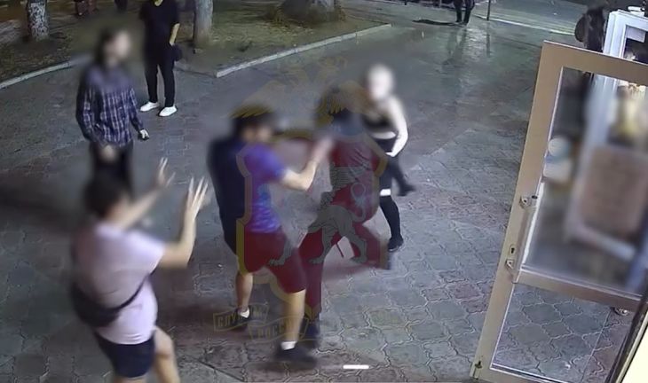 У подозреваемого в убийстве молодого человека из Евпатории нашли видео расправы над животными и надругательства над храмом Следком расследует уголовное дело в отношении 22-летнего жителя Евпатории, обвиняемого в убийстве, и его 19-летней спутницы. В ходе изучения их мобильных устройств выявлены любопытные подробности. В июне 2025 года молодой человек забрался на мемориал «Братская могила жертв фашистского террора 1941-1942 годов» в Евпатории, сделав оскорбительное фото, которое отправил своей сожительнице. Она опубликовала снимок в телеграм-канале с непристойным описанием. По этому факту возбуждено уголовное дело. Кроме того, в телефонах подозреваемых обнаружены фото и видео с жестокими расправами над животными, сопровождаемыми циничными комментариями, а также факт надругательства над символом веры на территории православного храма. Следствие проводит экспертизы с привлечением специалистов по религиоведению и совместно с другими службами устанавливает все противоправные действия подозреваемых.