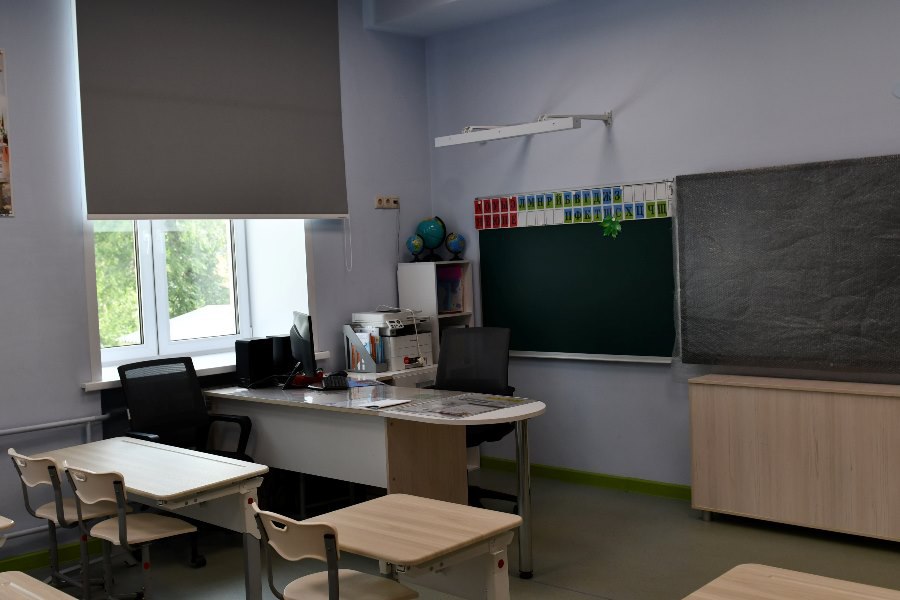 Образовательные учреждения Кузбасса проверяют перед новым учебным годом Межведомственные комиссии, в состав которых вошли представители министерства образования Кузбасса, муниципальных властей, надзорных и правоохранительных органов до 8 августа оценят готовность к новому учебному году 1 600 образовательных организаций школ, детских садов, интернатов, колледжей, техникумов во всех муниципалитетах региона. Один из ключевых пунктов проверки — антитеррористическая защищенность детских учреждений. Проверяется исправность пожарной автоматики и наличие средств пожаротушения, состояние эвакуационных выходов, наличие информационных материалов профилактической тематики. Также в каждом образовательном учреждении обязательно должны быть стенды с информацией по безопасности и действиям при ЧС.