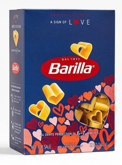 Barilla снова выпустит ко Дню святого Валентина макароны в форме сердечек. Праздничные пачки должны поступить в продажу в феврале.  Мальшик: пригласил девушку на ужин в итальянский ресторан Мужчина: сварил в кастрюле макарошки-сердечки