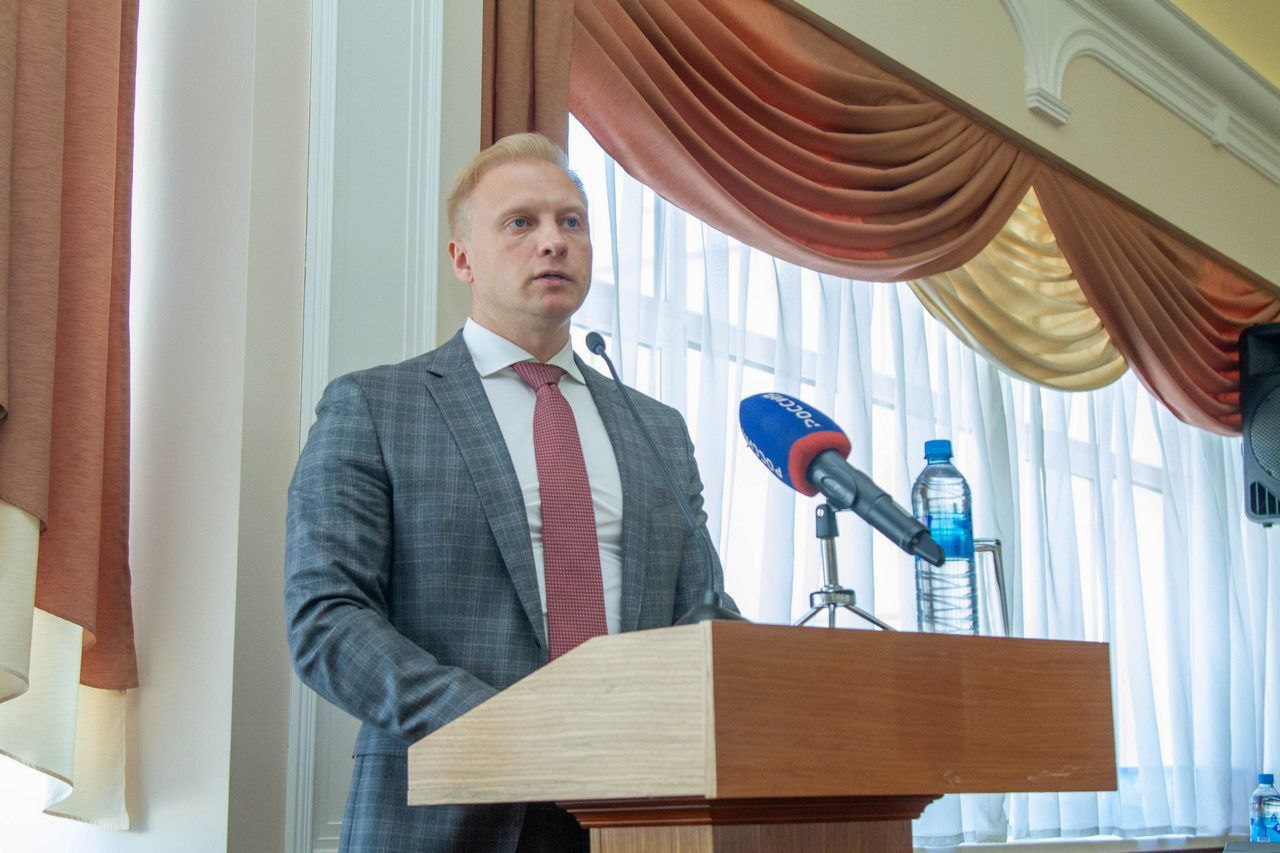 Сегодня в результате дорожно-транспортного происшествия погиб Михаил Юрьевич Максюков, председатель комитета по бюджетной и налоговой политике Законодательного Собрания Владимирской области. Как руководитель фракции партии "Единая Россия" выражаю искренние соболезнования семье, близким и всем, кто был знаком с Михаилом Юрьевичем. Его уход — невосполнимая утрата для региона и для всех, кто знал его как выдающегося специалиста и достойного человека. Михаил Юрьевич Максюков был признанным профессионалом. Его вклад в развитие региональной экономики и социальной сферы был неоценим. Благодаря его усилиям и компетентности, законодательные инициативы, направленные на оптимизацию бюджетных процессов и совершенствование налоговой системы, получили высокую оценку как со стороны коллег, так и со стороны избирателей. Светлая память о Михаиле Юрьевиче Максюкове навсегда останется в наших сердцах как о человеке, который посвятил свою жизнь служению обществу и делу, требующему высочайшего уровня компетентности и ответственности.