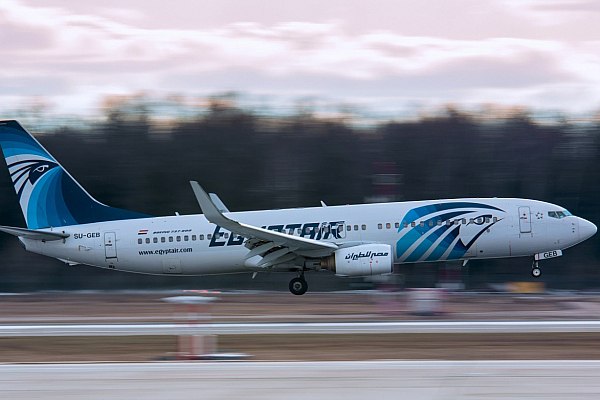 Авиакомпания Egypt Air планирует выполнить задержанный рейс из Москвы в Хургаду сегодня в 21:00 МСК Египетская авиакомпания Egypt Air планирует выполнить задержанный рейс из Москвы в Хургаду сегодня в 21:00 МСК. Об этом сообщает AVIA.RU со ссылкой на данные Росавиации. Как напоминают в ведомстве, первоначально самолет с 289 пассажирами должен был вылететь в Египет в 01:15 МСК 29 июня. "Причина длительной задержки — необходимость устранения технической неисправности самолета и соблюдение режима отдыха экипажа. Безопасность полетов — это приоритет", – отмечается в сообщении Росавиации в телеграм-канале. В ведомстве заверяют, что Минтранс и Росавиация находятся на связи с перевозчиком и туркомпанией FUN&SUN, заказавшей рейс. Туристам оказаны услуги в рамках федеральных авиационных правил, регламентирующих в том числе предоставление напитков и питания, организацию размещения пассажиров в гостинице. aviaru.net/n285165