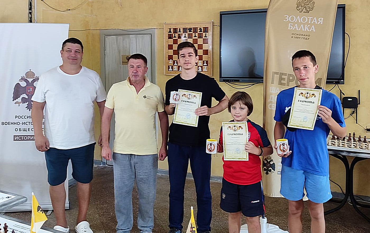 В Севастополе продолжается шахматный турнир #РВИО "Герои шахматной доски". Завершен 4 этап. Еженедельно по воскресениям проходят отборочные туры на финал турнира, всего предполагается 8 туров. В финальной игре встретятся наиболее сильные шахматисты, которые прошли отборочные туры и будут бороться за серьезный денежный приз в 100 тыс. рублей. 10 августа в Шахматной школе #РВИО имени С.С. Урусова состоялся 4 отборочный тур - победителями стали: 1 место - Довгаль Герман Республика Крым , 2 место - Львов Никита Новгородская область/Севастополь , 3 место - Хворост Иван Московская область . С приветственным словом перед участниками выступил заведующий кафедрой физического воспитания и спорта Московского педагогического государственного университета, кандидат педагогических наук, доцент Артем Дубов. Для участия в 5 отборочном туре необходимо заполнить заявку Справки +7-910-323-91-75 Турнир проводится при поддержке Агрофирмы "Золотая балка".