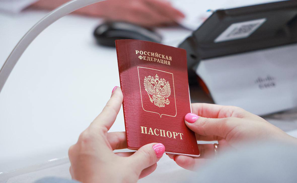 В киберполиции предупредили о рисках при отправке закрашенных фото карт и документов Скрытые при помощи редакторов данные не всегда защищены от восстановления и могут быть использованы мошенниками В ведомстве подчеркнули что многие инструменты для рисования не скрывают закрашенную информацию на 100 размытие изображения также не удаляет данные а лишь изменяет их В открытом доступе существуют алгоритмы позволяющие частично восстановить текст особенно если он был крупным и контрастным Подписаться на Говорит Москва Telegram VK MAX