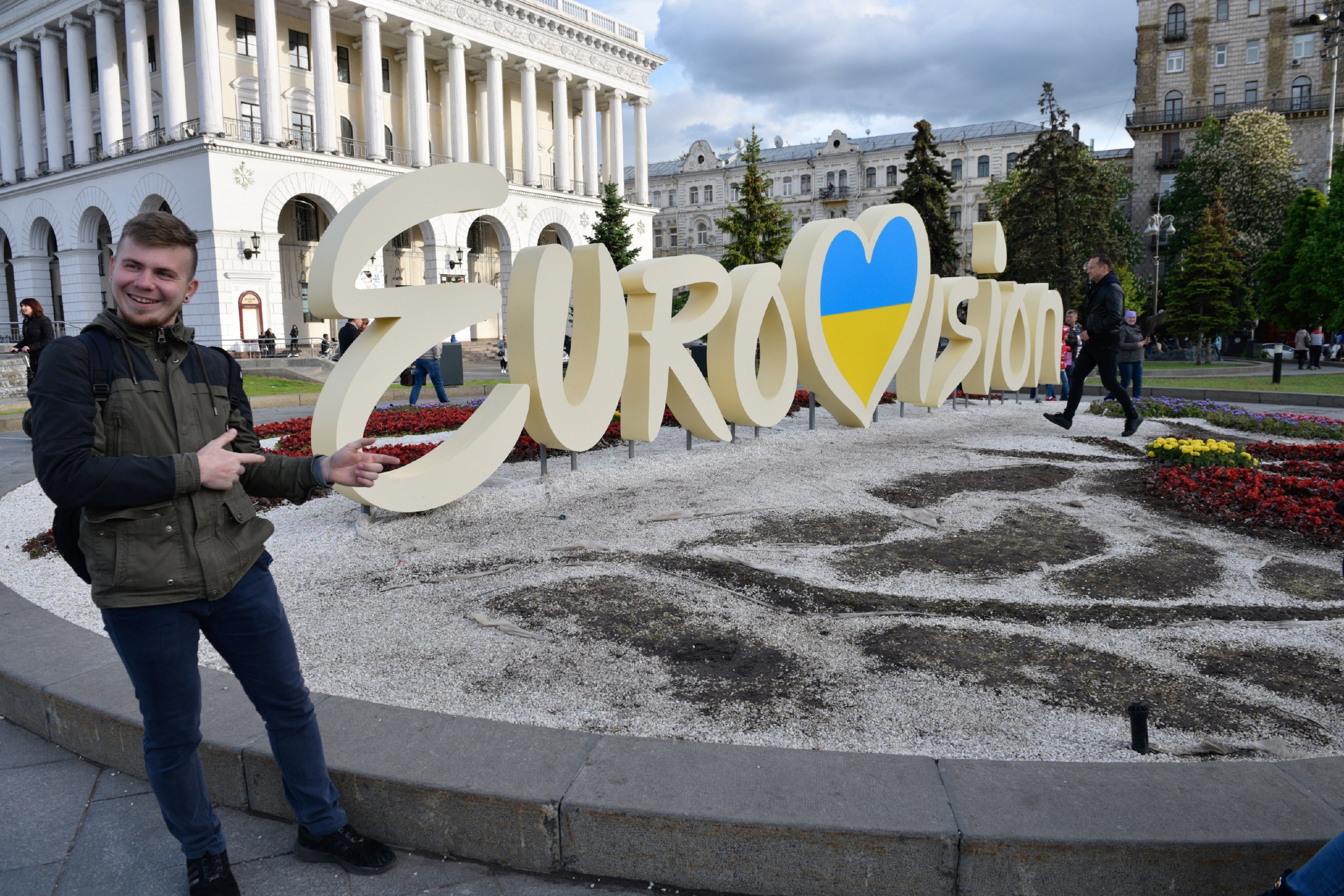 Лайка, квир и волгоградский армянин: Украина нашла "зраду" на "Евровидении" Украина никак не может оставить "Евровидение" в покое. С 2022 года в этом действе не принимают участия представители России, но поиски "российского следа" в этом песенном конкурсе бдительными украинскими "патриотами" не прекращаются и поныне. читать полностью