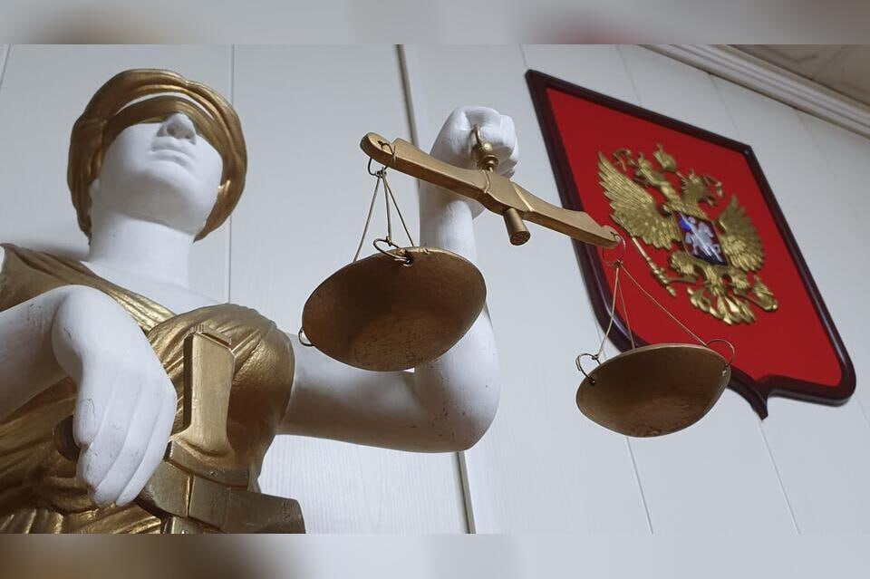 В Чите будут судить руководителя стройфирмы за травмы рабочего Руководитель ООО «Монолит» предстанет перед судом за нарушение правил охраны труда, из-за которых рабочий сорвался с высоты более 2 метров в строящемся доме на улице Нерчинско-Заводской. Следствие установило, что в июне 2024 года на объекте не были ограждены проемы перекрытий, а к высотным работам был допущен иностранный сотрудник без медосмотра и обучения. В результате падения мужчина получил тяжёлые травмы. Обвиняемый вину не признал. Ему грозит до 3 лет лишения свободы. ZAB.RU