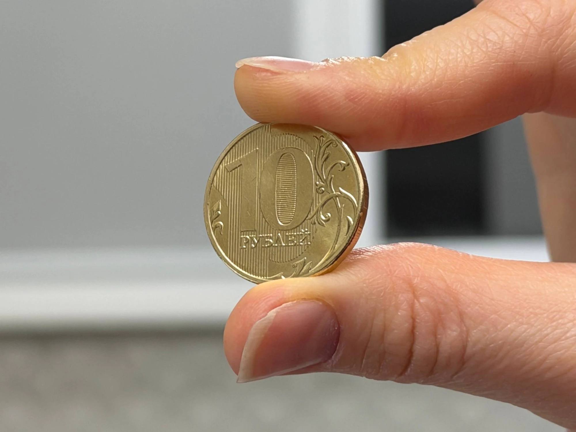 Жители Махачкалы назвали желаемый размер МРОТ Согласно опросу сервиса SuperJob жители Махачкалы считают что минимальный размер оплаты труда должен составлять в среднем 54 тысячи 900 рублей в месяц Эта сумма более чем в два раза превышает федеральный МРОТ установленный на 2026 год в размере 27 тысяч 93 руб Столица Дагестана вошла в группу городов с самыми высокими запросами к минимальной зарплате Средняя ожидаемая сумма в столице Дагестана остается стабильно высокой почти не изменившись за последний год Тройку лидеров по ожиданиям возглавляет Москва 63 тысячи 100 рублей следом идут Санкт Петербург 59 тысяч 200 рублей и Хабаровск 58 тысяч 300 рублей Самые умеренные оценки справедливого минимума зафиксированы в Кирове 48 тысяч 800 рублей Волгограде 49 тысяч 400 рублей и Пензе 49 тысяч 900 рублей