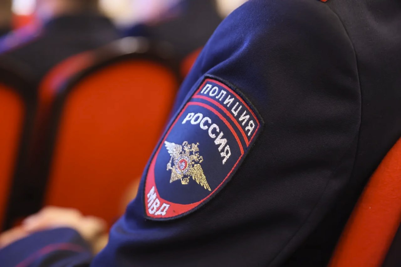 Губернатор Кубани поздравил с профессиональным праздником участковых полиции Каждый день они работают с людьми вникают в их жизненные ситуации помогают разрешать бытовые конфликты и что особенно важно держат под контролем обстановку на вверенных территориях пресекают правонарушения и помогают раскрывать преступления по горячим следам отметил Вениамин Кондратьев Ежегодно День участковых уполномоченных полиции отмечают 17 ноября Глава региона поблагодарил кубанских сотрудников и отметил что несмотря на нагрузку они всегда готовы встать на защиту жизни здоровья прав и интересов земляков Мы в Мах АиФ Краснодарский край в ТГ