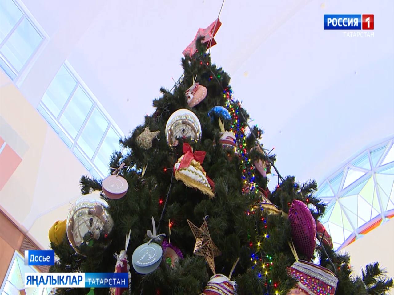 В Татарстане новогодние елки смогут посетить только вакцинированные дети В Татарстане ввели обязательные условия для участия в главных новогодних праздниках Заместитель руководителя Управления Роспотребнадзора по Татарстану Любовь Авдонина сообщила что дети смогут посетить Кремлевскую и республиканскую елки только при наличии полного набора прививок соответствующего Национальному календарю вакцинации Вакцинация от гриппа кори и других инфекционных заболеваний является обязательной Это решение было принято с целью повышения эпидемиологической безопасности в период проведения массовых мероприятий Подписаться Сообщить новость Вести Татарстан в MAX