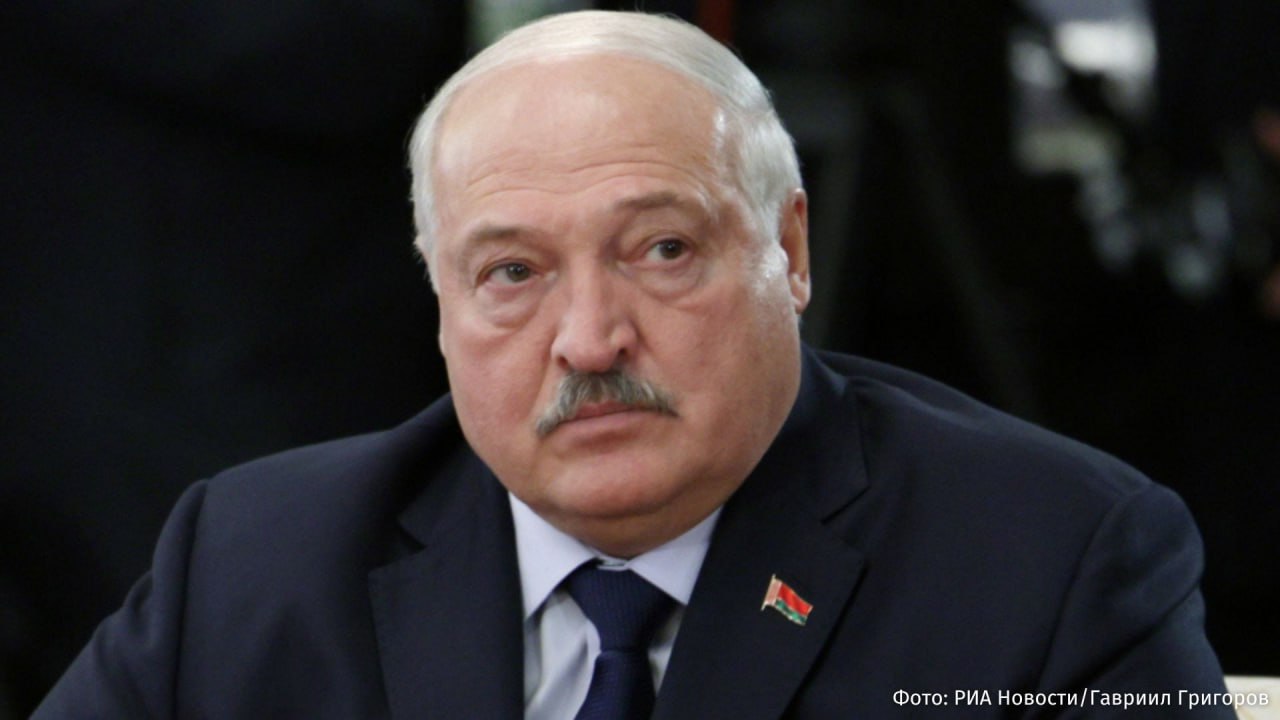 Александр Лукашенко признался в любви к картошке и в том что вчера согрешил съел овощ Об этом президент Белоруссии сказал на встрече с жителями Минска Речь об этом зашла после того как глава государства посетил реконструированный комплекс Лошицкий в столице страны Вдохновившись красотой этого уголка юная художница по имени Евгения написала картину которую решила подарить президенту В качестве ответного жеста Александр Лукашенко поручил своим подчинённым передать девушке мешок картошки Кроме того по словам президента урожай картофеля с которым весной и в прошлом году были проблемы в этом году вырастили достаточно не только для населения но и для экспорта Подписаться на РЕН ТВ МАХ Отправить новость