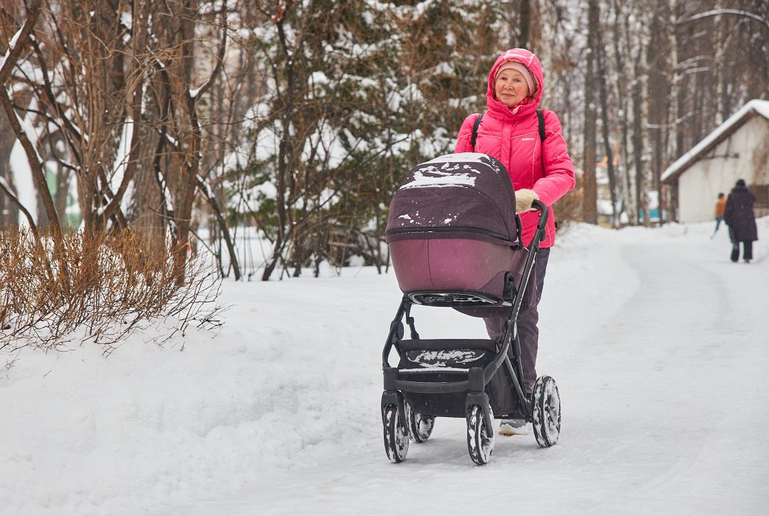 Когда придут детские пособия за январь 2026 в Иркутской области Такой вопрос волнует семьи региона которые получают социальную поддержку от государства в преддверии новогодних каникул Вопрос возник из за того что первые 11 дней января выходные а выплатные дни многих пособий приходятся как раз на первые числа месяца КП Иркутск узнала в Отделении Социального фонда России по региону когда родителям и опекунам ждать детские пособия за январь 2026 года Выплаты придут досрочно подробности Фото Николай ОБЕРЕМЧЕНКО