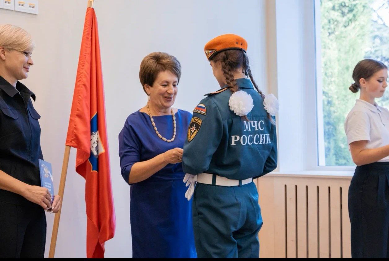 Сегодня приняла участие в торжественной церемонии вручения паспортов приуроченной ко Дню зарождения российской государственности Акцию Мы граждане России реализует региональное отделение Общероссийского общественно государственного движения детей и молодежи Движение Первых города Севастополя совместно с Правительством Севастополя и Управлением МВД России по городу Севастополю Получение паспорта первый шаг во взрослую жизнь Паспорт это документ который свидетельствует о том что человек является гражданином Российской Федерации Верность Отечеству высшее проявление чувства любви к родной земле и уважения к ее истории Вручила паспорта 24 активистам Движения Первых Ребята представляют разные образовательные организации Участники церемонии произнесли торжественное обещание на верность Российской Федерации Мы вместе спели гимны России и Севастополя