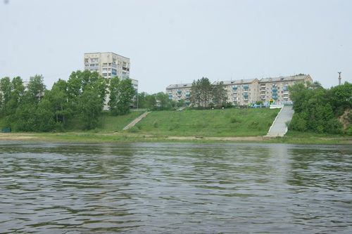 Купальный сезон в прибрежной зоне в районе набережной  в обиходе - городской пляж  завершен. Он продолжался по 2 августа, пока действовал общественный спасательный пост и не вводился запрет на купание.  Теперь администрация города  известила амурчан о закрытии места массового отдыха на берегу реки Амур. Там установлен знак "Купаться запрещено". Как следствие -  тех, кто не будет соблюдать запрет на купание в зоне действия указанного знака, ожидает предупреждение или штраф.   Причём размер штрафа, в связи с изменениями, внесеными в краевой Кодекс об административных правонарушениях с 1 августа 2025 г., вырос до 5000 рублей. Раньше он был от 500 до 1000 тыс. рублей.