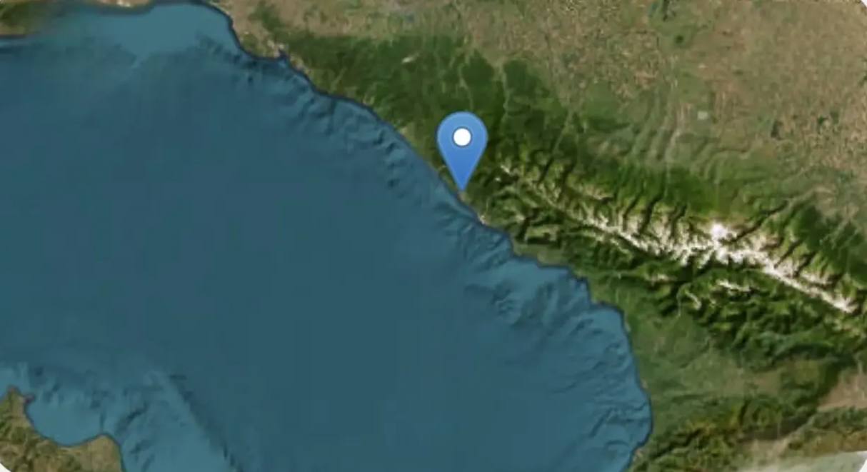 Эпицентр землетрясения в Сочи располагался в Чёрном море Магнитуда землетрясения составила 4 1 Эпицентр зафиксирован в море в 5 км от берега Об этом сообщили в геофизической службе РАН Как уточнил глава Сочи Андрей Прошунин сила толчков составила 4 балла в Лазаревском районе и 3 балла в Центральном Сейсмическую активность почувствовали жители Магри Лоо и Лазаревского Телеканал Краснодар в MAX