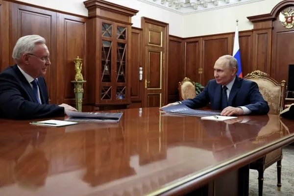 Владимир Путин провёл встречу с гендиректором КАМАЗа Президент принял Сергея Когогина в Кремле Во время беседы глава государства указал что автопром переживает непростые времена но и в этих условиях КАМАЗ справляется Я посмотрел что значительно увеличены отчисления во все уровни бюджетной системы увеличились налоговые отчисления у КАМАЗа и персонал удалось сохранить почти целиком указал Владимир Путин Подписаться на Говорит Москва Telegram VK МАКС