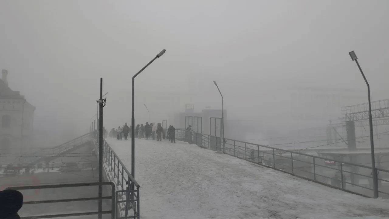 Электропоезда помогут разгрузить заснеженные автодороги во Владивостоке С 11 января 2026 года пока дорожные службы справляются с последствиями снежного циклона электропоезда смогут позволит перевозить больше людей Количество вагонов в электропоездах на ряде направлений увеличат по 2 дополнительных вагона добавлено на некоторых маршрутах с 11 января дополнительное увеличение количества вагонов с 12 января в зависимости от пассажиропотока и ситуации на дорогах Мера носит временный будет действовать временно на время ликвидации последствий сильного снегопада Но в будущем электрический транспорт призван разгрузить городские дороги и улучшить связь с отдалёнными районами в часы пик Приморье