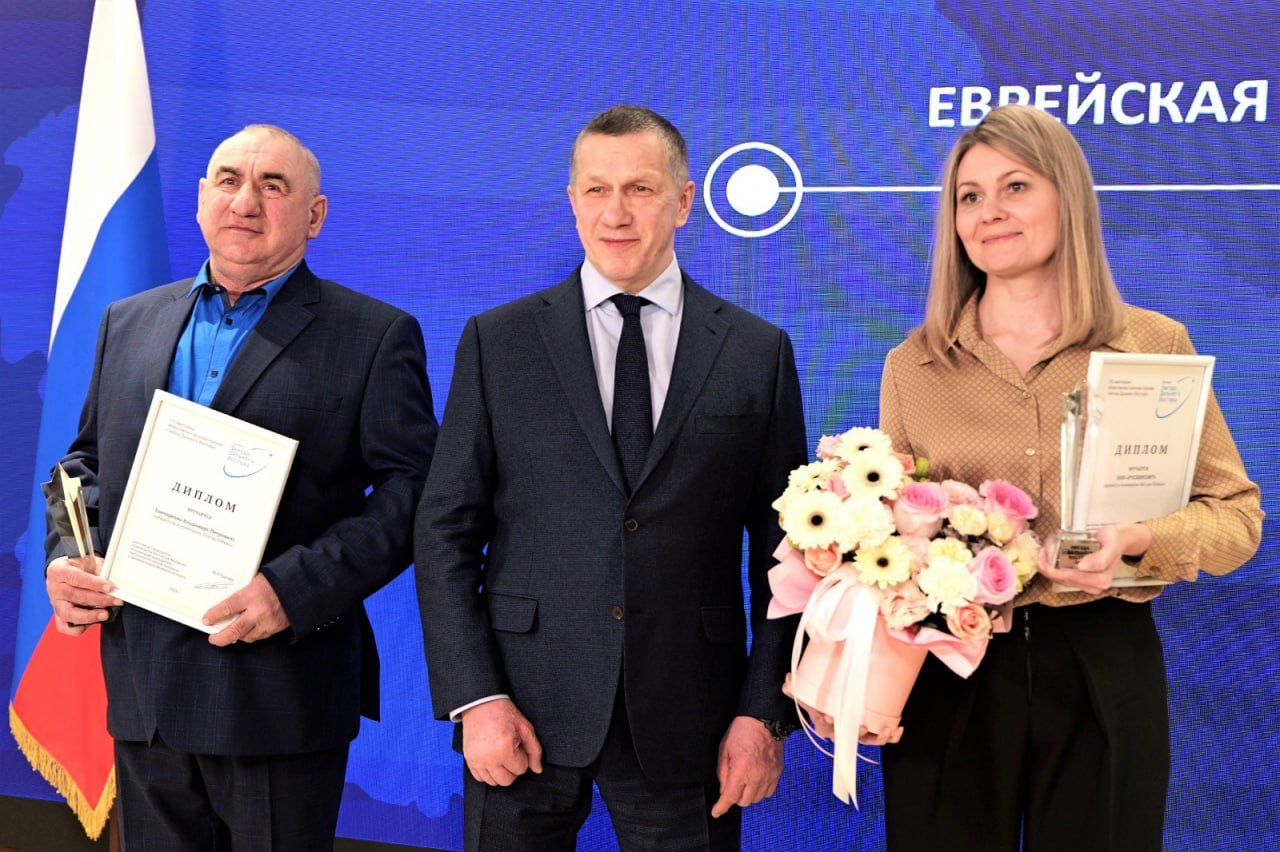 Новые беспилотные системы разработал резидент ТОР «Патриотическая» в ЕАО Резидент ТОР «Патриотическая», компания «Русбирсофт» начала разработку новых технических изделий, получая запросы от военных с линии боевого соприкосновения. Первая партия изделий, включая беспилотные воздушные суда, уже готова к испытаниям и серийным поставкам. Беспилотные воздушные суда производятся с применением современных технологий, выполнены по схеме «летающее крыло» с толкающим воздушным винтом. Техника предназначена для проведения аэрофотосъемки, мониторинга, контроля линейных и площадных объектов. «Для поддержки предприятий двойного назначения создан специальный преференциальный режим – ТОР "Патриотическая". Этот режим помогает открывать новые производства и расширять уже действующие. Мы и дальше будем поддерживать дальневосточные предприятия, которые поставляют на СВО оборудование и технику», – говорит полпред Президента РФ в ДФО Юрий Трутнев. Всего с начала производства, благодаря применению комплекса мер государственной поддержки ТОР «Патриотическая», было отправлено в зону СВО более 24 тысяч единиц различной продукции. Проект реализуется при поддержке Министерства РФ по развитию Дальнего Востока и Арктики в рамках реализации комплекса мер государственной поддержки ТОР «Патриотическая». За проект по производству лекарственных препаратов и материалов, применяемых в медицинских целях, компания «Русбирсофт» стала лауреатом номинации «Всё для Победы» общественно-деловой премии «Звезда Дальнего Востока» 12+ . Награду вручил лично Юрий Трутнев. «Благодаря использованию мер господдержки в рамках ТОР "Патриотическая" нам удалось выйти на производственную мощность 19 тысяч единиц в год, а также приступить к разработке новых видов техники. Наша продукция на безвозмездной основе регулярно отправляется участникам специальной военной операции через волонтёрские организации области», – рассказала коммерческий директор ООО «Русбирсофт» Дарья Акимова. Фото: ФОРСИ ЕАО.Главные новости