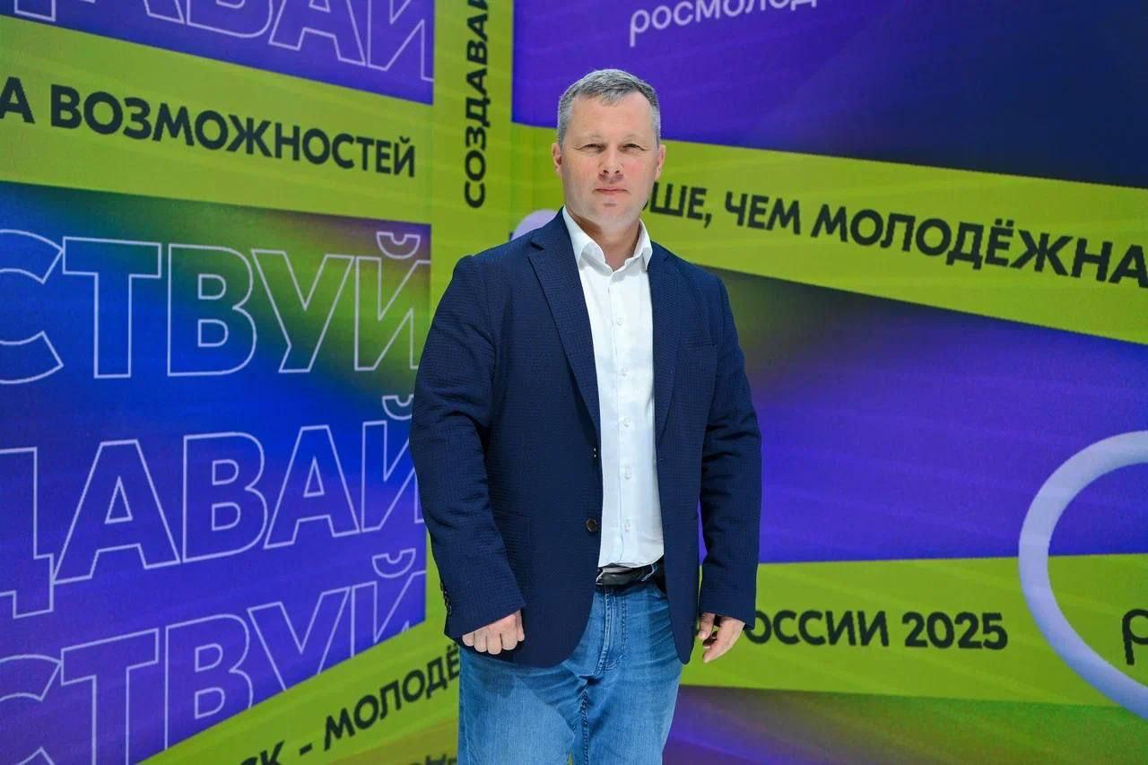 Главу департамента, который учит молодежь патриотизму, назначили в Свердловской области Денис Протасов займет пост руководителя возрожденного департамента молодежной политики региона. Документ подписал врио губернатора Денис Паслер. Ранее Протасов был замминистра образования и молодежной политики региона. Департамент молодежной политики Свердловской области существовал в 2016–2018 годах. Но его закрыли после скандала с экс-директором Ольгой Глацких, автором фразы: «Государство не просило родителей вас рожать». Фото: департамент информационной политики Свердловской области Новости из Екатеринбурга