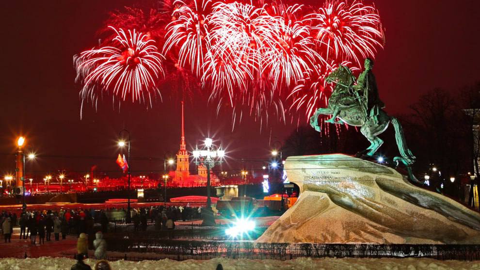 В городе прогремит салют   Салют прозвучит в небе над городом в честь Дня снятия блокады.   Его запустят у стен Петропавловской крепости 27 января в 21:00.   #Петроградский_РК