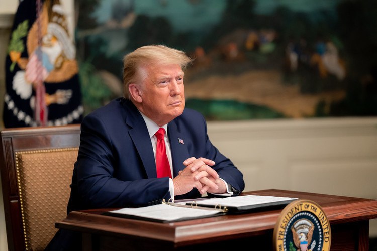 Президент Соединенных Штатов Дональд Трамп на своей странице в социальной сети Truth Social сообщил что подразделения Национальной гвардии будут выведены из трех крупных американских городов Это Чикаго штат Иллинойс Лос Анджелес Калифорния и Портленд Орегон Американский лидер констатировал что только благодаря работе этих великих патриотов военнослужащих нацгвардии в городах снизился уровень преступности В противном случае по его словам Чикаго Лос Анджелес и Портленд были бы потеряны пишет Комсомольская Правда Однако Трамп отметил что если произойдет откат назад и преступность начнет расти он вновь введет в эти города Нацгвардию причем возможно в совершенно ином и более сильном виде Это лишь вопрос времени написал он Президент США также обрушился с резкой критикой на местных руководителей удивившись тому что мэры и губернаторы демократы все до единого крайне некомпетентные и хотят вывода войск несмотря на достигнутый значительный прогресс