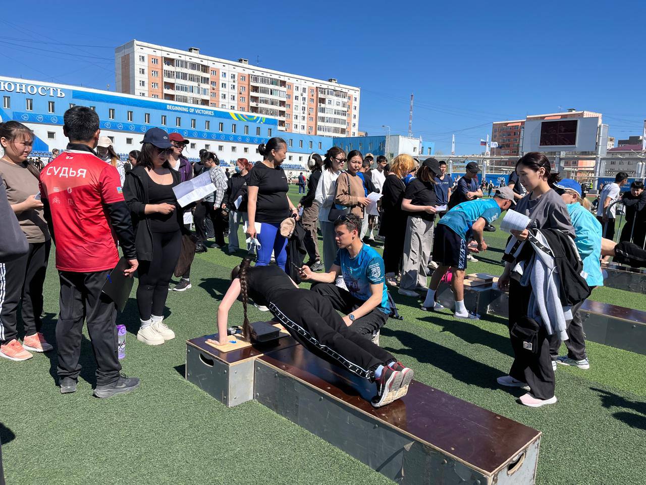 В Якутске дали старт республиканскому фестивалю «Мир! Май! ГТО!» В течение трёх дней — с 23 по 25 мая — на разных спортивных площадках города пройдут соревнования и сдача нормативов. Главной ареной мероприятия стал стадион «Юность». Программа включает бег на различные дистанции, подтягивания, отжимания, метание гранаты, гиревой спорт и стрельбу из электронного оружия. Подробнее ↩