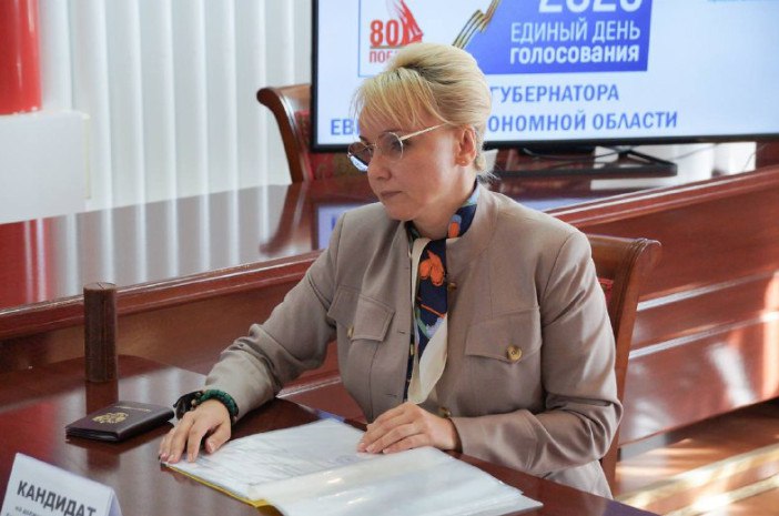 «Единая Россия» выдвинула Марию Костюк на выборы губернатора ЕАО Партия «Единая Россия» выдвинула действующую врио губернатора Еврейской автономной области ЕАО Марию Костюк кандидатом на выборы главы региона. «На 38-й партийной конференции делегаты выдвинули меня кандидатом от «Единой России» для участия в выборах губернатора Еврейской автономной области. Это большая честь и огромная ответственность. Президент России Владимир Путин 5 ноября 2024 года доверил мне руководство родной областью. С тех пор прошло более семи месяцев, и моей главной задачей на посту было и остается изменение жизни в автономии к лучшему», - написала врио губернатора. Она представила делегатам партийной конференции восемь приоритетных задач для повышения качества жизни населения, включая обеспечение качественной медициной, возможности получения востребованных профессий, комфорт городской среды. «Мария Костюк, врио губернатора Еврейской автономной области, секретарь регионального отделения партии «Единая Россия», уведомила избирательную комиссию о своем намерении участвовать в выборах губернатора ЕАО», - сообщается в Telegram-канале избирательной комиссии региона.