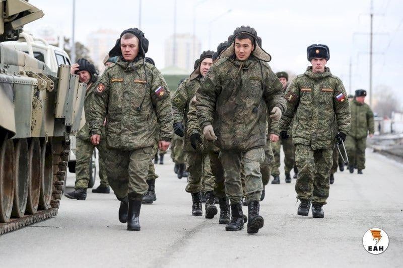 В случае гибели свердловчан на СВО выплаты за землю получат их родные  В случае, если участник СВО не воспользовался социальной выплатой, деньги будут выплачены членам его семьи. Об этом пишет газета «Коммерсант».  За этот законопроект проголосовали все 46 депутатов законодательного собрания области. В бюджете на 2025 год предусмотрено 101,4 млн руб.