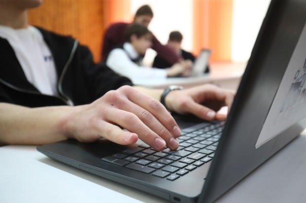 Волгоградцев приглашают принять участие в правовом диктанте С 3 по 12 декабря 2025 года Ассоциация юристов России проведет ежегодный Всероссийский правовой юридический диктант на официальном портале юрдиктант рф Диктант будет состоять из трех блоков базовый для всех желающих профессиональный для специалистов в области юриспруденции и блок бизнес для предпринимателей и сотрудников коммерческих структур В каждой секции участникам будет предложено ответить на 33 вопроса в течение часа Вопросы диктанта представлены на шести языках русском английском китайском арабском испанском и португальском 14 декабря после окончании диктанта на веб сайте проекта юрдиктант рф будут опубликованы материалы с верными ответами и детальными объяснениями где любой желающий сможет проанализировать свои ошибки и повысить уровень своих юридических знаний