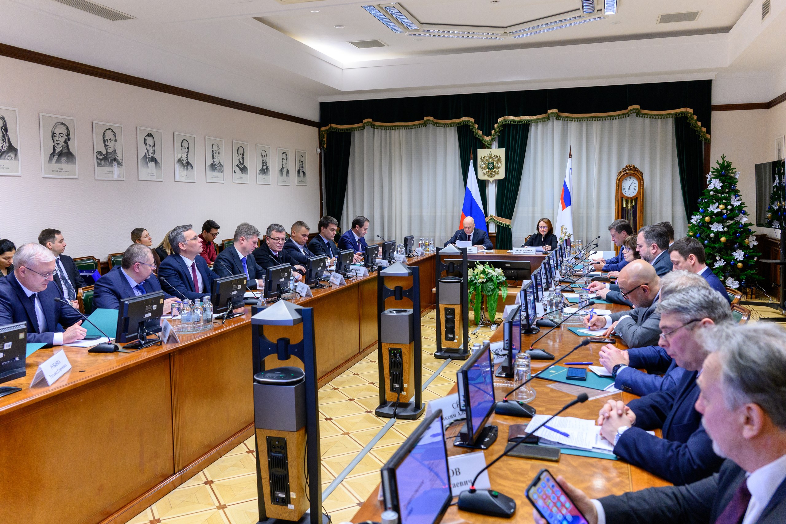 Минфин России VK В Минфине России подвели итоги развития финансовой грамотности за 2025 год В Минфине России прошло шестое заседание Межведомственной координационной комиссии по реализации Стратегии повышения финансовой грамотности и формирования финансовой культуры до 2030 года Участники подвели итоги работы за 2025 год и обсудили приоритеты на ближайшую перспективу В этом году работа велась по двум ключевым направлениям сказал в ходе заседания Министр финансов РФ Антон Силуанов Первое системная поддержка просветительской и информационной среды которая помогает людям получать необходимые финансовые знания Второе совершенствование законодательства в сфере защиты граждан с учетом имеющихся вызовов Удалось существенно расширить охват граждан мероприятиями финансового просвещения за счет разнообразных форматов от олимпиад и конкурсов до открытых уроков и современного образовательного контента отметил Антон Силуанов В рамках Всероссийской просветительской эстафеты Мои финансы проведено более 540 тысяч мероприятий участниками которых стали свыше 34 миллионов человек Положительную динамику показал и Всероссийский семейный фестиваль сбережений и инвестиций По сравнению с 2024 годом число семей участников выросло почти на 3 тысячи В 2025 году финансовая грамотность стала частью Всероссийской олимпиады школьников по экономике В ней приняли участие почти 500 тысяч человек Впервые в России была проведена олимпиада по финансовой грамотности для студентов колледжей Она объединила 32 тысячи участников из 88 регионов Важная работа была проведена и в части развития законодательства подчеркнул глава Минфина Введен период охлаждения и механизм второй руки Кроме того установлена ответственность за дропперскую деятельность реализована возможность самозапрета на потребительские кредиты отметил он В 2026 году Минфин России и Банк России совместно с партнерами по продвижению финансовой грамотности сосредоточатся на дальнейшем усилении мер по противодействию финансовому мошенничеству а также на развитии современных и востребованных форматов финансового просвещения Наша задача чтобы финансовая грамотность была естественной частью повседневной жизни Если мы хотим продвигать финансовые знания эффективно важно сотрудничать с креативной индустрией Это позволяет нам вырабатывать те форматы которые наиболее удобны людям отметила Председатель Банка России Эльвира Набиуллина Отдельное внимание участники заседания уделили работе со взрослым населением которая останется одним из приоритетов и в следующем году Понимаем что это прагматичная аудитория используем разные подходы С одной стороны это масштабные общероссийские мероприятия а с другой развитие информационной и цифровой инфраструктуры В частности на портале Моифинансы рф созданы профильные разделы для представителей кадровых служб и сотрудников организаций с готовыми материалами по финансовой грамотности которые можно изучать непосредственно на рабочем месте пояснил заместитель Министра финансов РФ Павел Кадочников