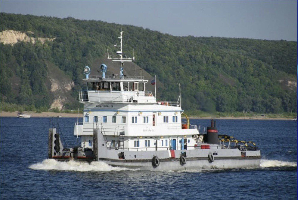 В Самарской области капитан судна утаил факт происшествия на воде Грузовая баржа села на мель вблизи Зольного Куйбышевская транспортная прокуратура выявила что капитан грузового судна не проинформировал контролирующие органы о происшествии возле посёлка Зольное В июле 2025 года экипаж теплохода Волгарь 3 в акватории Волги нарушил правила судовождения и допустил посадку на мель буксируемой баржи перевозившей речной песок Судно самостоятельно было снято экипажем с мели и продолжило путь по маршруту следования Теплоход принадлежит ПАО Самарский речной порт Видеозапись о посадке грузового судна на мель и нарушении правил безопасности была размещена в соцсети после чего надзорный орган начал проверку Куйбышевский транспортный прокурор внёс представление директору организации судовладельца По требованию прокурора с экипажем судна проведена работа чтобы избежать таких нарушений в будущем Допустившие их лица привлечены к ответственности