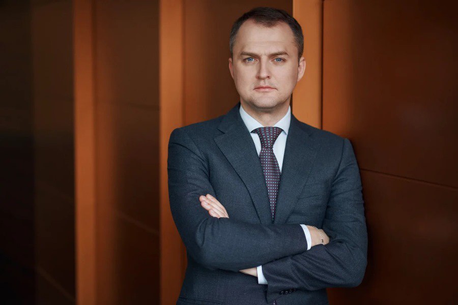 По оценке ВТБ инфляция в 20026 году снизится до 5 5 Повышение внутренней эффективности предприятий станет ключевым фактором для поддержания конкурентоспособности экономики в условиях высоких ставок и ограниченного доступа к внешнему капиталу а смягчение денежно кредитной политики даст стимул для активизации инвестиций Такой вывод сделали участники макросессии Инвестиционного форума ВТБ РОССИЯ ЗОВЕТ Краснодар По оценке ВТБ инфляция по итогам текущего года составит чуть выше 7 а в 2026 году снизится до 5 5 что все еще выше целевого уровня Банка России При этом экономический рост по словам члена правления ВТБ Виталия Сергейчука должен быть сбалансированным Экономика это не стометровка а марафон Важно соизмерять свои возможности и ресурсы на длинной дистанции В текущих условиях сбалансированный рост это около 1 5 ВВП к чему мы наверное аккуратно возвращаемся отметил он kuzzbas ru news finance 77519 html