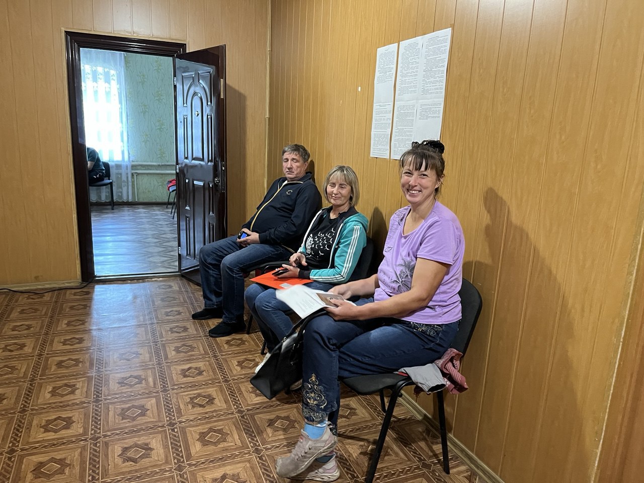 17 июня в здании отдела жизнеобеспечения пгт. Софиевский состоялся выездной приём мобильного офиса МФЦ ЛНР. Сотрудниками МФЦ г. Красный Луч было принято 12 человек по вопросам кадастрового учёта недвижимости и государственной регистрации прав собственности. Жителям посёлка были даны разъяснения и исчерпывающие ответы по различным направлениям работы многофункционального центра. «Выездные приёмы – это удобно и экономит время. Жители посёлка могут получить государственные услуги, не выезжая в город, будем продолжать эту практику. Следующий приём планируется 19 августа 2025 года», - рассказали в отделе жизнеобеспечения пгт. Софиевский.