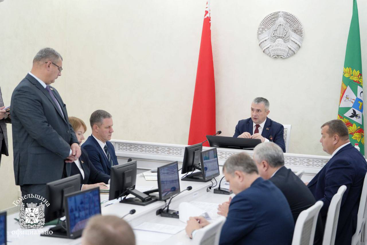 Губернатор Иван Крупко провел заседание облисполкома посвященное улучшению и развитию жилищно коммунального хозяйства региона Основное внимание было уделено реализации государственной программы Комфортное жилье и благоприятная среда которая ставит две ключевые задачи сокращение расходов на коммунальные услуги и обеспечение населения питьевой водой надлежащего качества На Гомельщине за девять месяцев текущего года удалось снизить затраты ЖКХ на 71 2 от запланированного Централизованным водоснабжением охвачено 95 2 жителей области а системой водоотведения 73 что соответствует установленным целям В заседании также приняли участие помощник Президента инспектор по Гомельской области Руслан Пархамович и член Совета Республики председатель областного Совета депутатов Екатерина Зенкевич