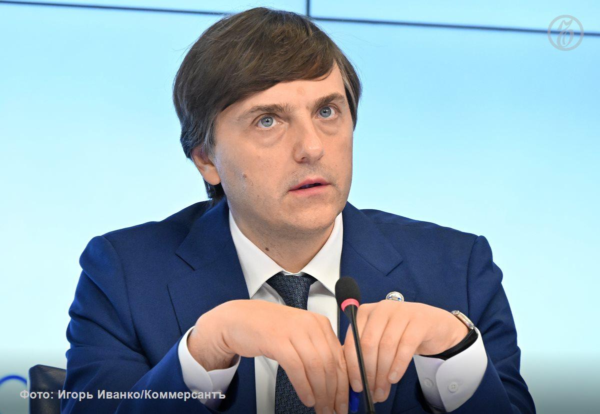 Единые государственные учебники по всем школьным предметам планируется подготовить в течение трех лет, сообщил глава Минпросвещения РФ Сергей Кравцов. По его словам, «параллельно будет организована» система подготовки и переподготовки учителей. Господин Кравцов также сказал, что обществознание с 2026 года будут изучать с девятого класса, а оставшееся время отведут на историю. Подписывайтесь на «Ъ» Оставляйте «бусты»