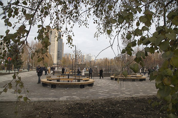 В мэрии Новосибирска подвели итоги исполнения национальных проектов за минувший год По данным властей всех поставленных задач удалось достигнуть а их финансирование перевалило за 4 5 миллиарда рублей Как сообщает пресс центр новосибирской администрации почти треть всех средств выделенных по нацпроектам в 2025 м ушли на национальный проект Инфраструктура для жизни на благоустройство городских пространств строительство дорог а также ремонт городских мостов потратили в общей сложности 1 6 миллиарда рублей В частности на эти средства обустроили парк имени Юрия Бугакова в центре Новосибирска и начали обустройство Чемского берега победившего в голосовании по благоустройству годом ранее Непосредственно на ремонт городских дорог и мостов ушло свыше 700 млн рублей Траты по нацпроекту Молодежь и дети оказались еще выше 2 8 миллиарда рублей На них построили новый корпус Экономического лицея строят еще одно здание для лицея 113 и провели капремонт 20 школ Самыми скромными оказались ассигнования на нацпроект Семья за 216 миллионов в Новосибирске организуют программы долговременного ухода за пожилыми и создали две новые модельные библиотеки в Ленинском и Кировском районах Подробнее по ссылке