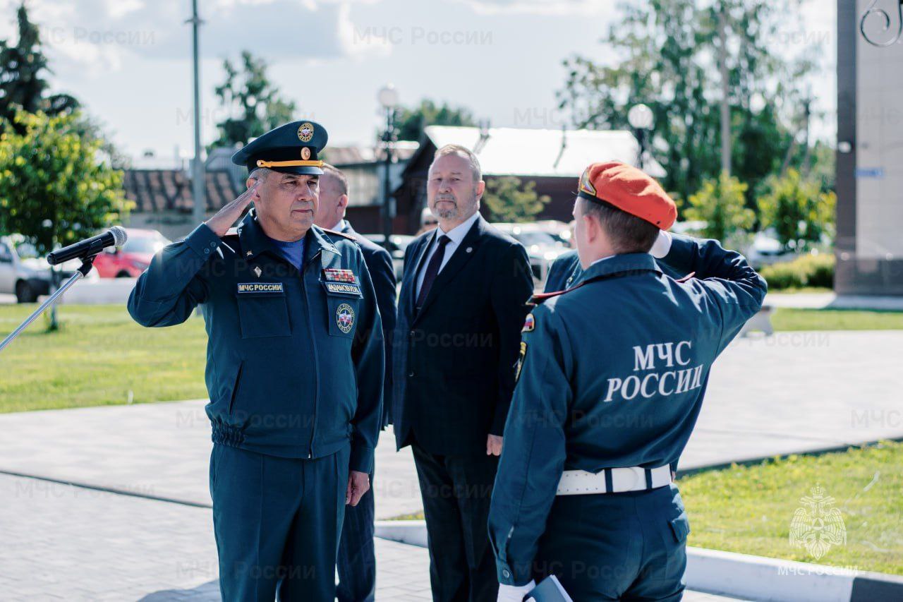 Выпускной в Тетюшском государственном колледже гражданской защиты Более 150 студентов взяли свою планку среднего профессиональногообразования, завершив обучение по специальностям «Защита в ЧС», «Пожарная безопасность», «Физическая культура», «Информационные системы и программирование». Окончен колледж, получена профессия! Дипломы об образовании вручали начальник ГУ МЧС России по РТ Ирек Кадамов, врио министра по делам ГО и ЧС РТ Андрей Орлов, ГлаваТетюшского района Рамис Сафиуллов. Площадь заполнена родителями. Вынос знамени, поздравление высоких гостей. Каждый выпускник с замиранием ждёт свою фамилию. Несколько метров до заветного документа проходят строевым шагом. А получив диплом, с особым чувством чеканят «Служу России!». Впереди у выпускников - много забот. Нужно реализоваться в той профессии, которую выбрали по душе, принимать серьёзные жизненные решения, вносить вклад в развитие родины, быть ответственными за будущее своей страны – России! В добрый путь, дорогие выпускники!