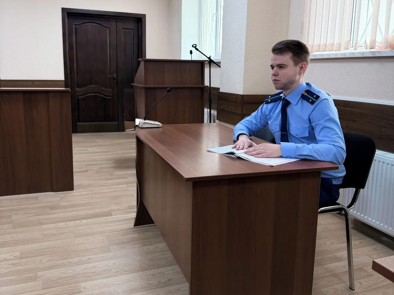 Гендиректор санатория в Ессентуках осужден за многомиллионное мошенничество  Прокуратура города Ессентуки поддержала государственное обвинение по уголовному делу в отношении генерального директора одного из санаториев Он признан виновным по ч 4 ст 159 УК РФ мошенничество совершенное с использованием своего служебного положения в особо крупном размере В суде установлено что в начале 2019 года гендиректор санатория убедил совет директоров общества что ряд объектов недвижимости санатория находятся в аварийном и непригодном для эксплуатации состоянии Сообщив что использование малого спального корпуса и девяти зданий производственно складского назначения является нерентабельным подсудимый продал имущество санатория по заниженной стоимости юридическому лицу директором которого являлась его знакомая При этом 20 доли уставного капитала санатория принадлежит Ставропольскому краю Таким образом в результате незаконных действий подсудимого бюджету края причинен ущерб на сумму более 3 млн рублей а санаторию на сумму более 15 млн рублей Мужчина вину в совершении преступления не признал  С учетом позиции государственного обвинителя суд приговорил подсудимого к наказанию в виде 3 лет лишения свободы с отбыванием в исправительной колонии общего режима со штрафом в размере 250 тыс рублей Ущерб причиненный бюджету Ставропольского края возмещен подсудимым в полном объеме  Приговор не вступил в законную силу   Сайт MAX ТG ВК ОК Обратиться в прокуратуру