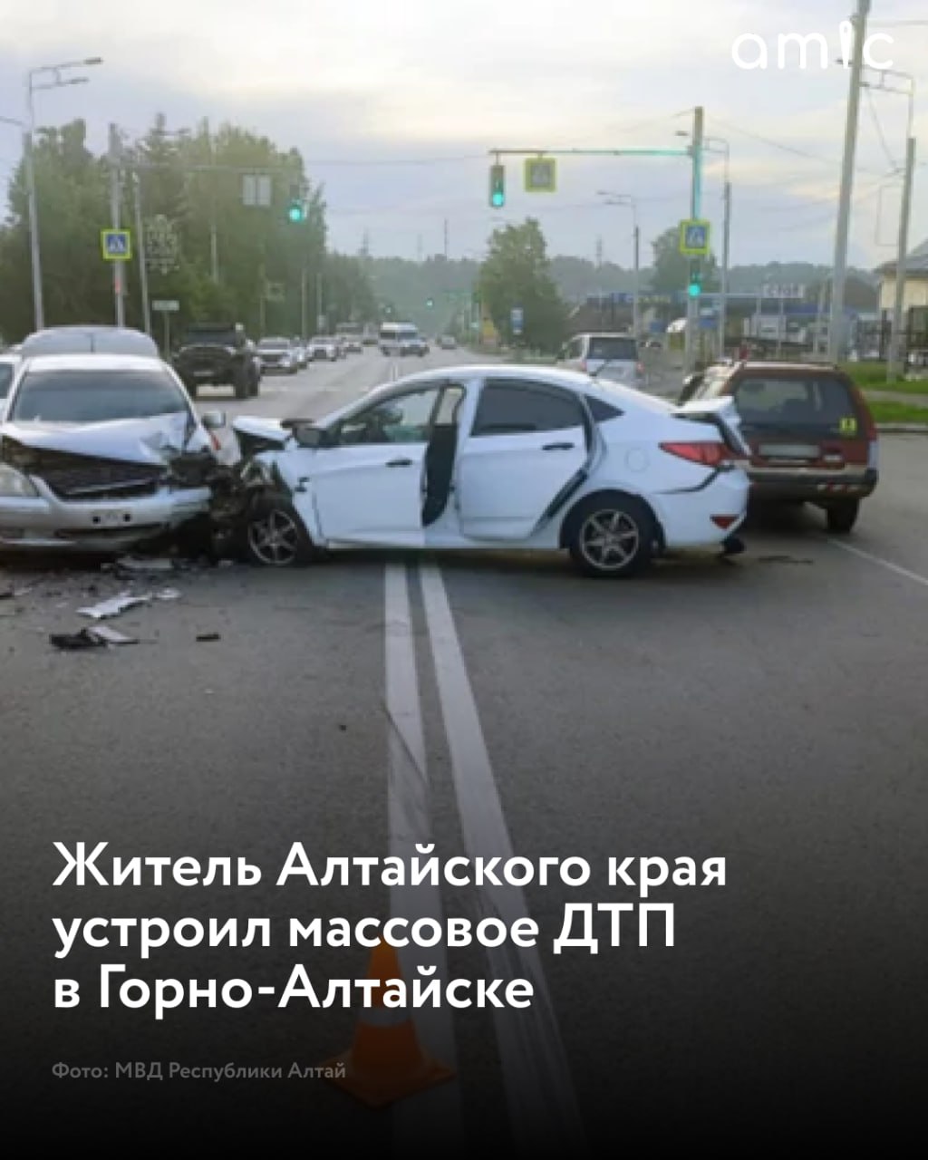 Вечером 3 июня 34-летний житель Алтайского края устроил в Горно-Алтайске ДТП с участием трех автомобилей, сообщили в МВД Республики Алтай. "Житель Алтайского края за рулем Toyota Sprinter при перестроении не уступил дорогу транспортному средству, движущемуся попутно, и допустил столкновение с автомобилем Hyundai Solaris, за рулем которого находился 29-летний горожанин. От удара автомобиль Hyundai Solaris отбросило на встречную полосу, где он столкнулся с Toyota Premio под управлением 25-летнего местного жителя", – рассказали в ведомстве. В результате ДТП в местную больницу был доставлен водитель Toyota Premio. Он не госпитализирован.