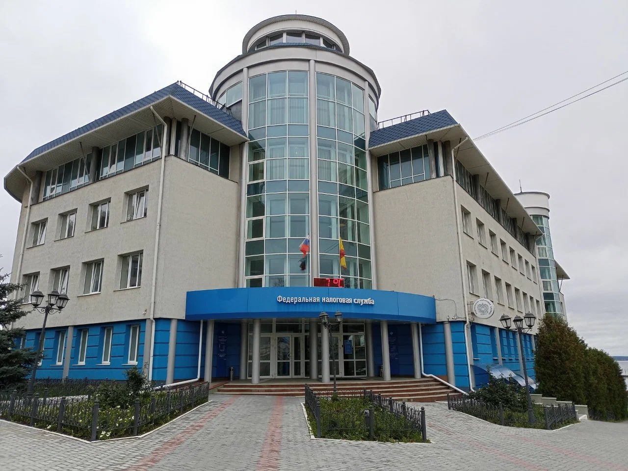 Налоговые поступления выросли на 28 по сравнению с 2024 годом Общая сумма мобилизованных за 11 месяцев 2025 года доходов включая налоги и страховые взносы достигла 200 7 млрд рублей Непосредственно налоговые платежи составили 147 млрд рублей превысив показатель прошлого года на 32 9 Основной вклад в рост налоговых доходов обеспечили НДС налог на прибыль организаций НДФЛ Страховые взносы на обязательное социальное страхование составили 53 7 млрд рублей 16 9 В федеральный бюджет было перечислено 72 4 млрд рублей 48 3 Консолидированный бюджет республики пополнился на 74 6 млрд рублей 20 7 Поступления в республиканский бюджет Чувашии составили 62 млрд рублей 21 3 Местные бюджеты также укрепили свою доходную базу получив 12 6 млрд рублей 18