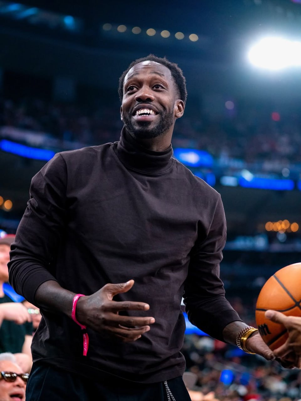 Экс игрока НБА арестовали за разбойное нападение Патрик Беверли едва не задушил одного из членов семьи Но как сообщает TMZ он уже внес залог в 40 тысяч долларов и скоро окажется на свободе Подписывайтесь на РИА Новости Спорт в MAX