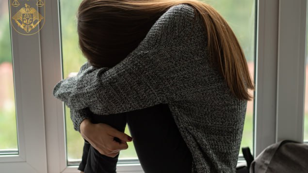 Житель Кантемира получил 15 лет тюрьмы за сексуальную эксплуатацию двух подростков из Леовы Суд Чимишлии приговорил 31-летнего мужчину из Кантемира к 15 годам лишения свободы за сексуальную эксплуатацию двух 14-летних девушек из Леовы. Преступления происходили с октября 2018 по январь 2019 года. Мужчина, используя фейковые аккаунты в соцсети «Одноклассники», требовал от жертв откровенные фото и видео, а затем шантажировал их распространением, вынуждая присылать новые материалы. Одну из девушек он также принуждал к сексуальным отношениям, угрожая публикацией компромата, что причинило ей психологические травмы. Преступления были раскрыты правоохранителями, а обвиняемый помещён под стражу. Прокуратура по борьбе с организованной преступностью призывает родителей предостерегать детей от общения с незнакомцами в интернете.