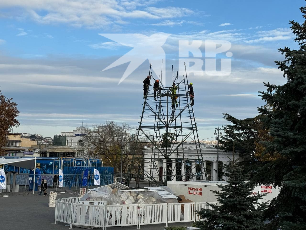 В Севастополе на площади Нахимова начали устанавливать новогоднюю елку   Рабочие возводят каркас главного праздничного дерева.   Уже ощущаете новогоднее настроение?   - ДА!   - не очень-то     Подпишись на «КП-Севастополь»