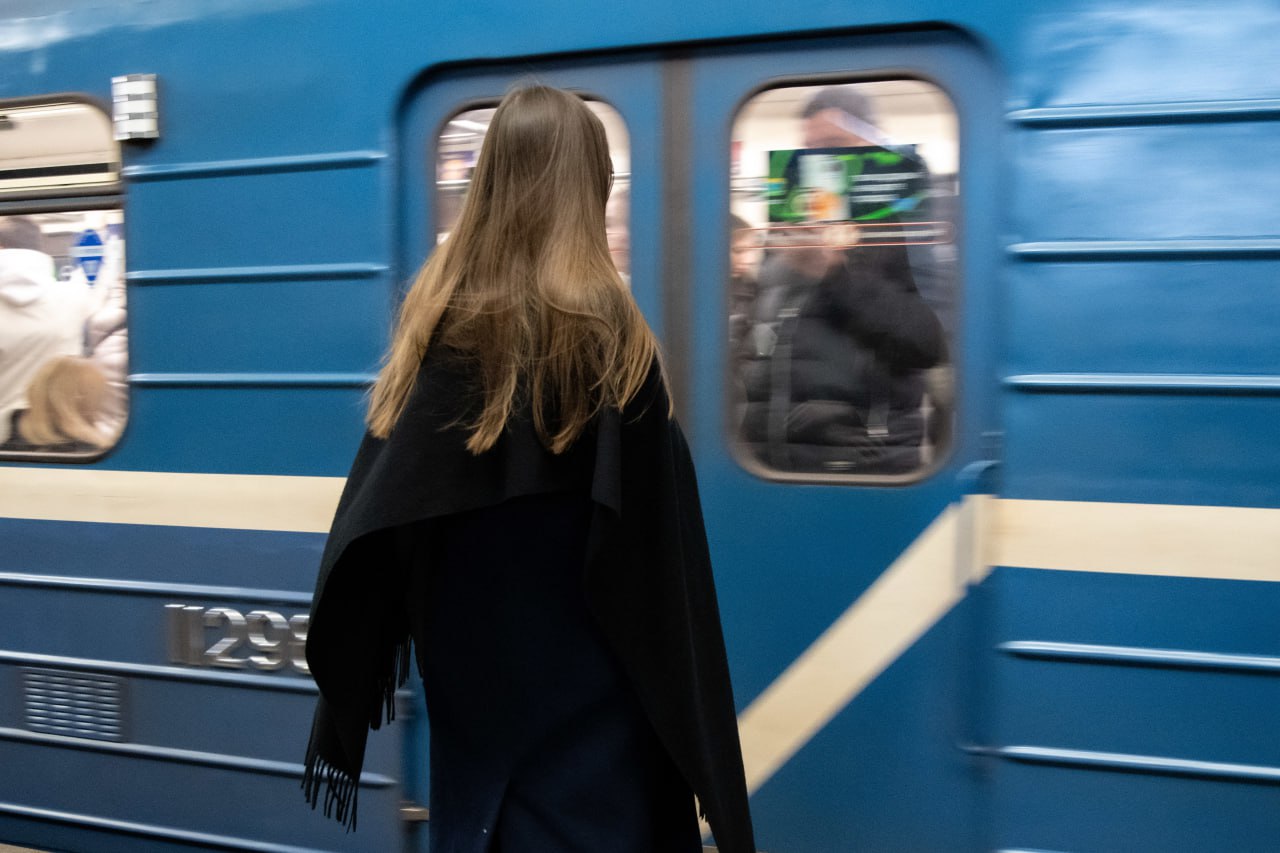 В Петербурге заказали расчёт пассажиропотока до станции метро "Суворовская" Компания "Метропроект" заказала расчёт пассажиропотока на участке новой Красносельско-Калининской коричневой линии метро от перспективной станции метро "Каретная" до станции "Суворовская", где в будущем должен появиться выход к высокоскоростной магистрали скоростного движения. Стоимость контракта составила около 4 млн рублей. Напомним, что "Суворовская" должна стать пересадочной для одноимённой станции на ещё одной новой линии Адмиралтейско-Охтинской , которую начнут строить не ранее 2030 года. Изначально предполагалось, что её вестибюль будет располагаться на Суворовском проспекте, однако в КГИОП не одобрили такой выбор из-за Сквера финансистов, открывшегося на месте предполагаемого входа в метро несколько лет назад. Михаил Тихонов / "ДП"