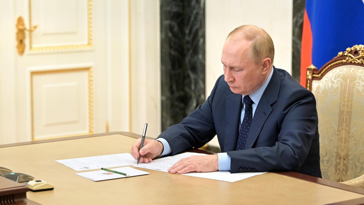 Владимир Путин установил срок в 30 дней для начисления выплат раненым бойцам СВО  Предельный срок выплат единовременных пособий военнослужащим, получившим ранения на специальной военной операции, добровольцам и членам семей погибших бойцов составит до 30 дней. Президент подписал соответствующий закон.    Подпишись на «Россия — это я!»