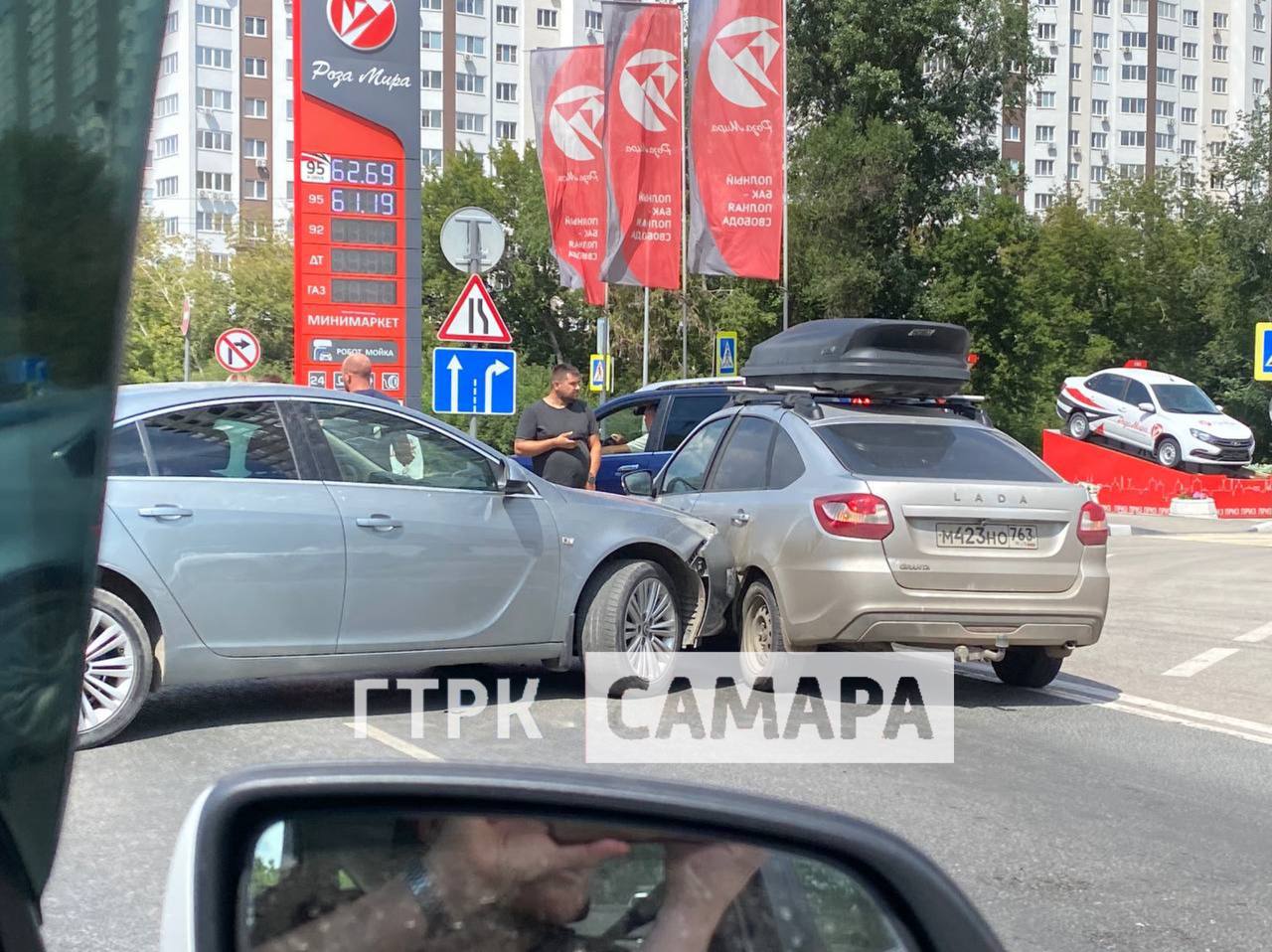 ‼ ДТП на улице Советской Армии Столкнулись Opel и Lada Granta. Перекрыты обе полосы, водителям приходится объезжать по встречке. Яндекс Карты