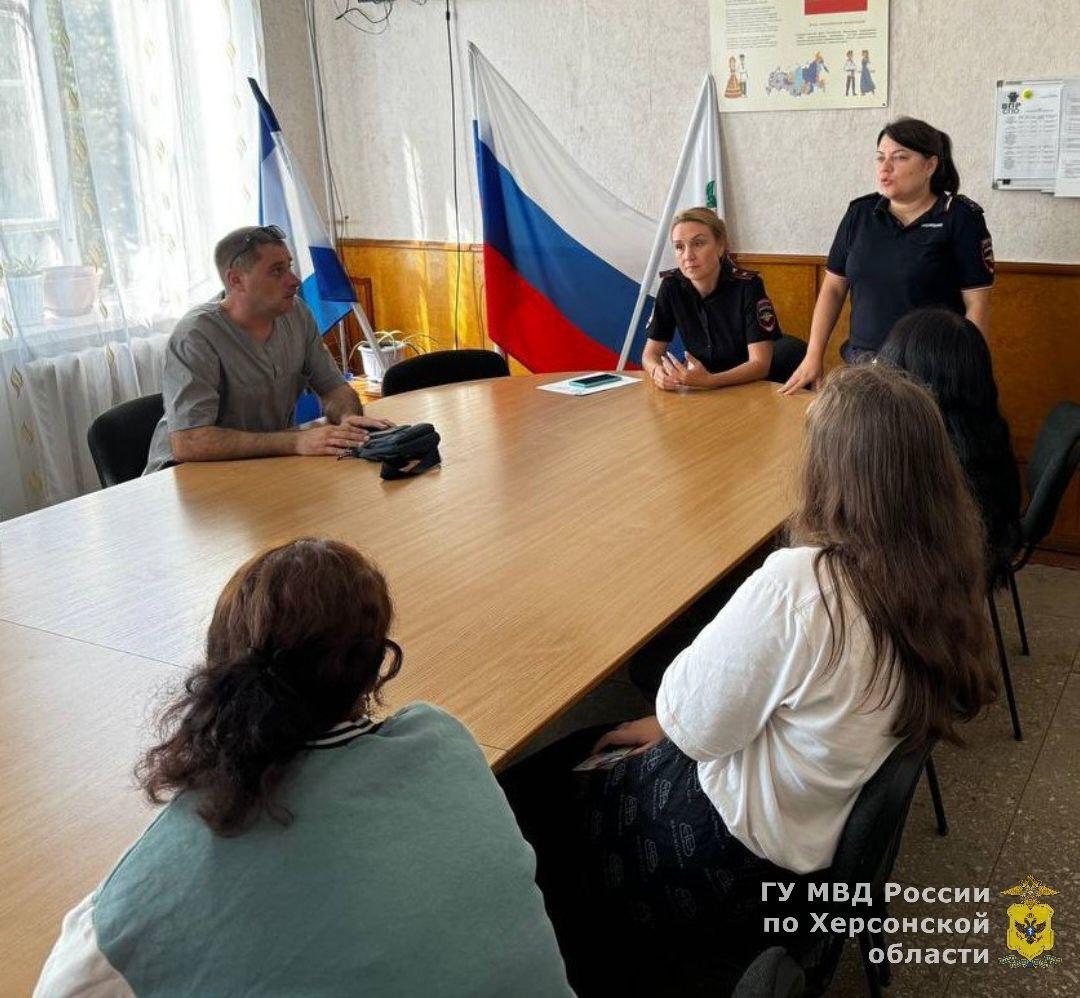 В Херсонской области полицейские провели встречу с учащимися Колледжа сферы обслуживания Генического округа   В рамках акции «Солдат правопорядка» сотрудники Отдела МВД России «Генический» провели профилактическую беседу с учащимися Колледжа сферы обслуживания Генического муниципального округа. Ключевыми целями мероприятия стали предупреждение и выявление преступных посягательств в отношении несовершеннолетних, а также принятие мер по защите детских прав и законных интересов.   Стражи правопорядка акцентировали внимание слушателей на мерах административной и уголовной ответственности в отношении законных представителей несовершеннолетних в случае ненадлежащего исполнения родительских обязанностей по содержанию и воспитанию детей. Также офицеры затронули тему профилактики проявлений экстремизма и терроризма среди молодёжи.   В завершение встречи полицейские ответили на вопросы участников мероприятия и раздали брошюры с полезной информацией и контактными данными.