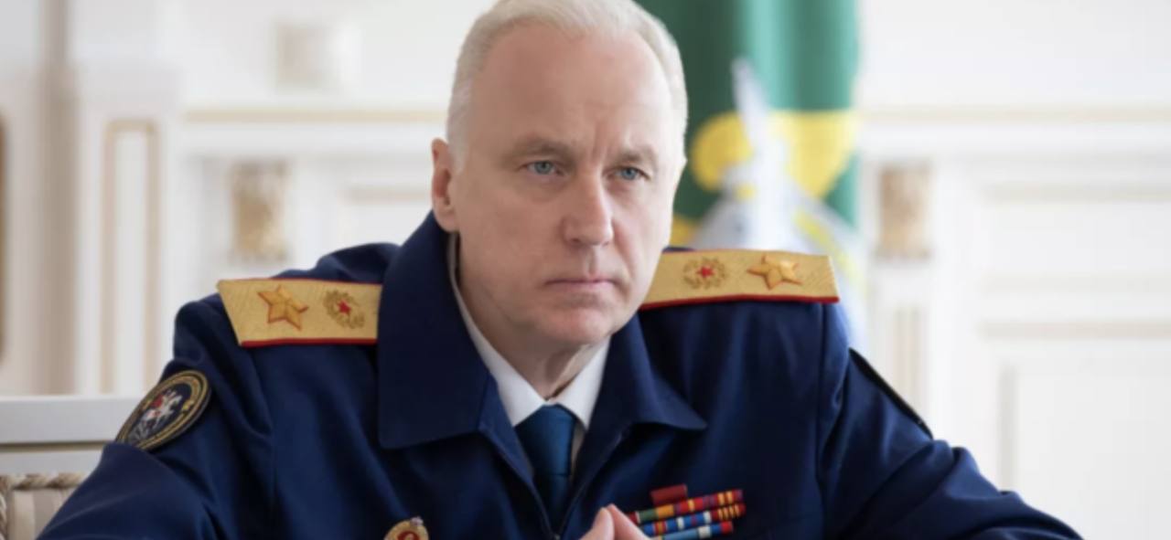 Вологодский парадокс с мигрантами. Вот уже и председатель следственного комитета Александр Бастрыкин выразил мнение по обеспечению рабочими местами россиян вместо мигрантов из соседних государств. В качестве решения он предложил развивать внутреннюю миграцию. Ведь, есть отдельные регионы России, которые испытывают на собственной шкуре трагедию безработицы. Удивительно, что к таким регионам глава следственного комитета причислил помимо Карелии и Псковской области Вологодскую. На самом деле, обстановка с безработицей на Вологодчине удручает. Регион входит в 30% тех мест, где люди реально ищут себе работу, но не могут найти. И эта история на фоне привлечения крупнейшей компании «Северсталь» шести тысяч мигрантов на глобальную стройку. Любопытно, но присутствие иностранцев в Череповце все-таки было одобрено на уровне региональной власти после анализа сферы занятости. Заместитель губернатора по труду Игорь Даценко преподнес красивый доклад, что Череповец не может обеспечить трудовыми ресурсами «Северсталь». Мол, не согласен народ трудиться на объектах. В то же время, безработица имеет место быть. Эксперты погрузились в суть ситуации и пришли к выводу, что казачек то засланный. Конечно, обозначенные во время анализа сферы занятости компанией «Северсталь» критерии принятия людей на работу были весьма непривлекательными. При жестких требованиях к производительности труда и отсутствию социальных гарантий, жизнь в строительных вагончиках в антисанитарии, труд на грани нарушения законодательства при крайне низкой заработной плате - вот такие дела. Конечно, уважающий себя человек на такую работу не пойдет. Чего не скажешь о жителях Индии или Узбекистана. Они готовы жить и работать в невыносимых условиях. Вчера индусы ночевали в коробках из-под бытовой техники, а сегодня им подушку дали и крышу над головой. Глава следственного комитета Александр Бастрыкин предложил установить для работодателя требования о первоочередном приёме на работу именно российских граждан, а уже потом мигрантов. Ранее сообщалось, что в МВД создадут службу по вопросам гражданства и регистрации мигрантов.