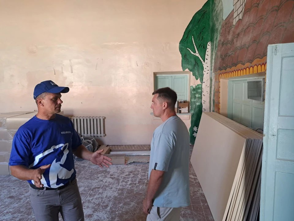 В Свердловском районе ЛНР выполняют капремонт школы    В ЛНР специалисты выполняют капремонт школы в поселке Володарск. Работы ведутся усиленными темпами в Володарской средней школе имени Олега Кошевого.  – В следующем году Володарская школа будет отмечать свой 70-летний юбилей. На протяжении всех этих лет такого ремонта в школе не проводилось, - отметила директор школы Елена Морозова.  Специалисты уже обновили отмостку, запенили окна и двери, отремонтировали кровлю мастерской. Сейчас бригада занимается монтажом кровли спортивного зала. Для предотвращения подтопления территории школы во время весенних паводков будет установлена система ливневой канализации с дождеприемными колодцами.