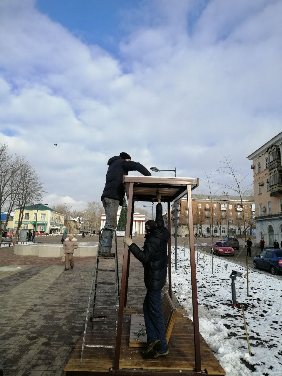 Совсем недавно в сквере по улице Ленина были установлены новые объекты благоустройства. Горожане очень любят это место отдыха, но, как выяснилось, некоторые по-особенному выражают свою «любовь».   Вчера произошел неприятный инцидент — вандалы сломали качелю, созданную для комфорта маленьких и взрослых посетителей сквера. Специалисты МУП «ДЭРСУ» уже сегодня провели восстановительные работы и установили качелю на прежнее место.  Хочется отметить, что уничтожение объекта отдыха в сквере по улице Ленина - не единственный пример вандализма. Подобное хулиганство в городе происходит регулярно: уничтожаются скамейки, портятся здания, громятся контейнеры и урны для сбора ТКО.  Краснолучане сами разрушают город, в котором живут.  Дорогие земляки! Созданные зоны отдыха  - это не просто места  для прогулок и встреч, их состояние -  отражение нашей любви к родному городу. Давайте будем сохранять их, заботиться о них и ценить каждый уголок нашего округа.